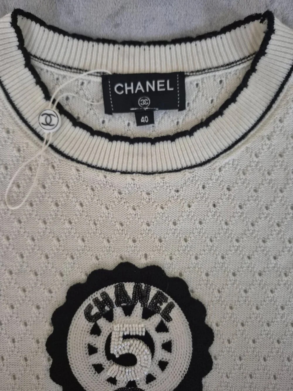 CHANEL 2024 Ivory Black Knit Sweater Top Beaded CC No. 5 Logo Size 40 New